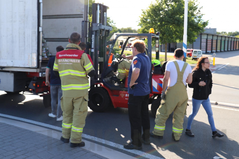 Lading schiet door voorkant trailer