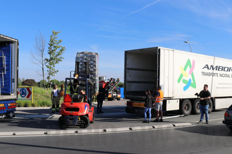 Lading schiet door voorkant trailer