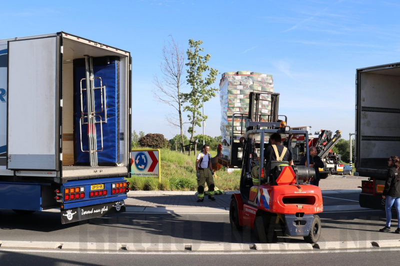 Lading schiet door voorkant trailer