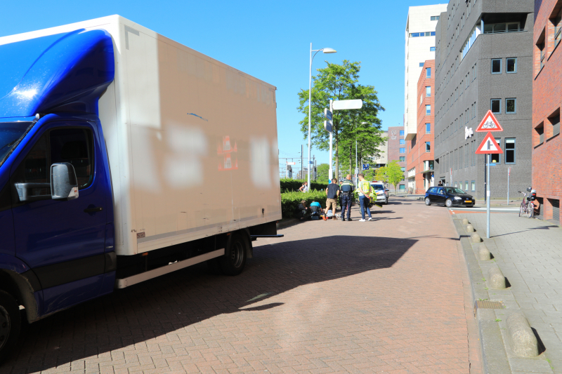 Fietsster botst op bestelbus