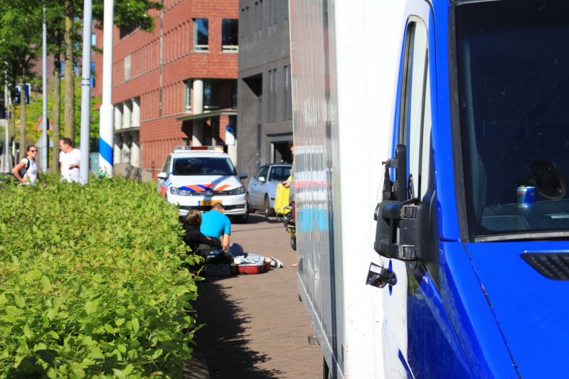 Fietsster botst op bestelbus