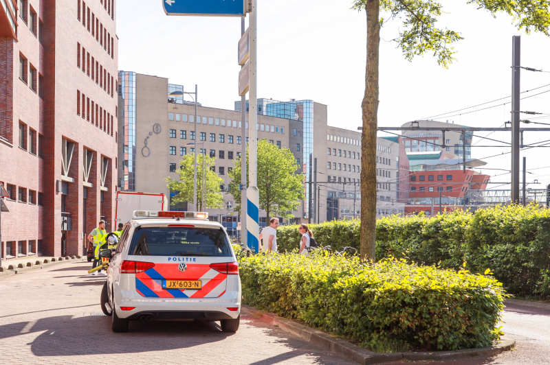 Fietsster botst op bestelbus