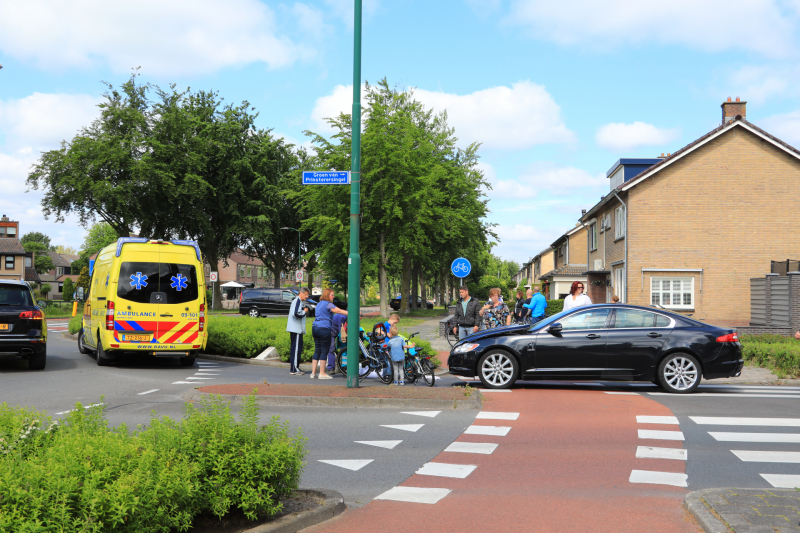 Overstekende e-bikester aangereden