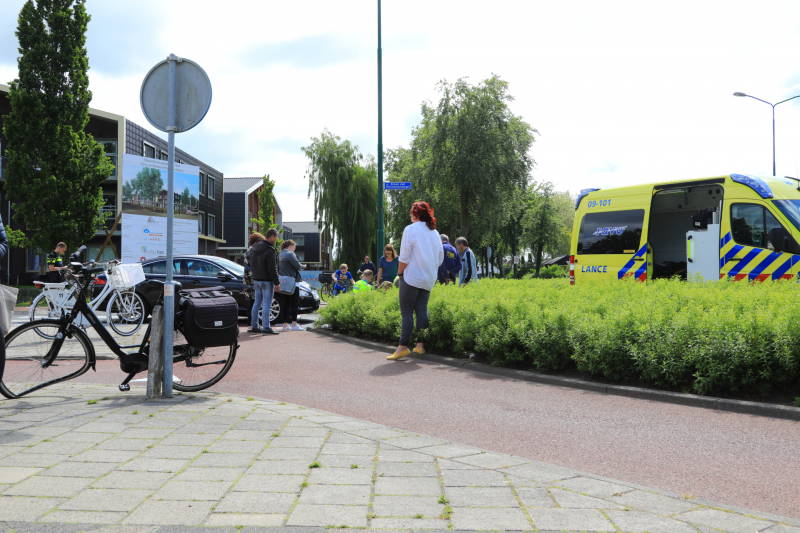 Overstekende e-bikester aangereden