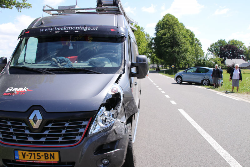 Automobiliste ziet naderende bestelbus over het hoofd, twee auto's zwaar beschadigd