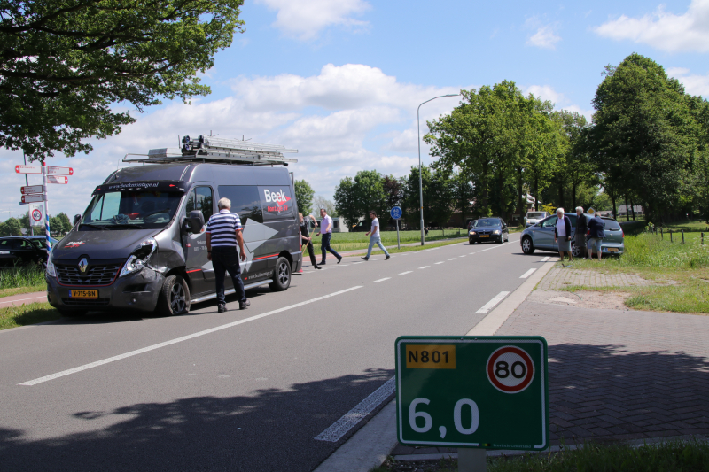Automobiliste ziet naderende bestelbus over het hoofd, twee auto's zwaar beschadigd