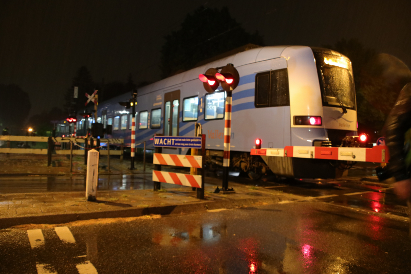 Scooterrijder negeert spoorbomen en wordt aangereden