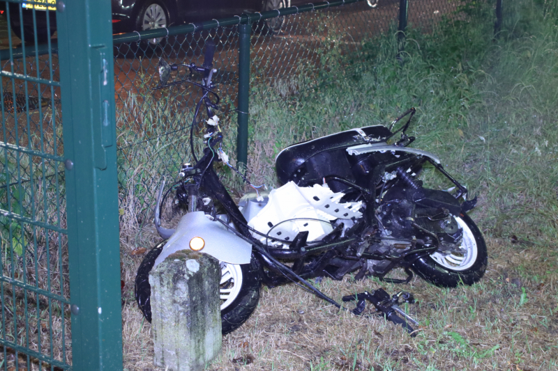 Scooterrijder negeert spoorbomen en wordt aangereden