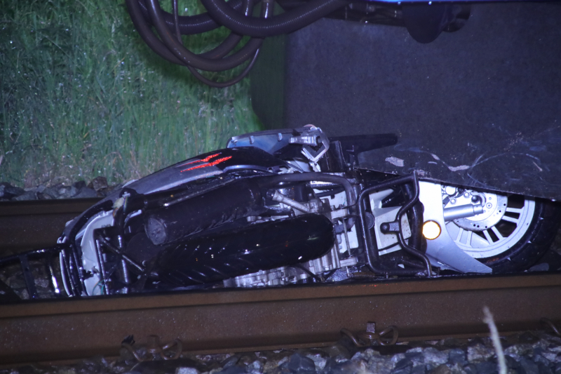 Scooterrijder negeert spoorbomen en wordt aangereden