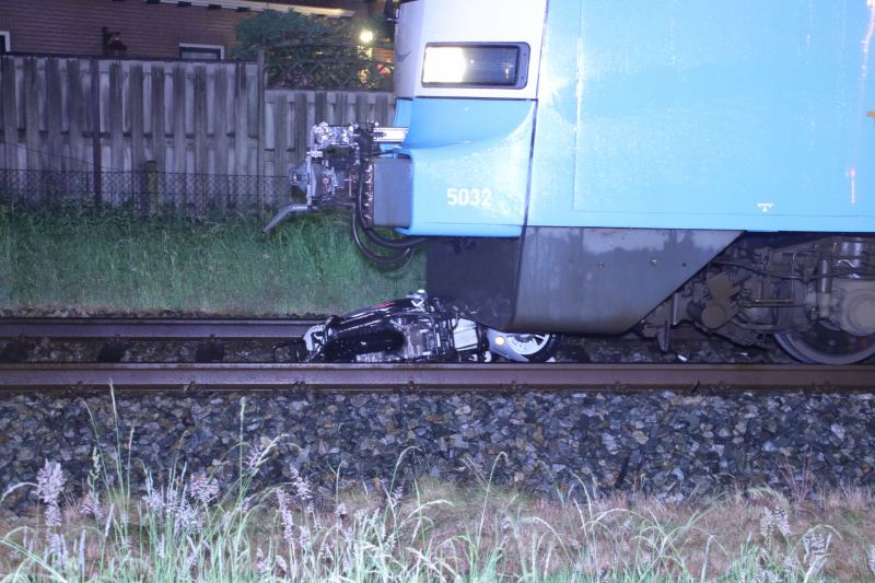 Scooterrijder negeert spoorbomen en wordt aangereden