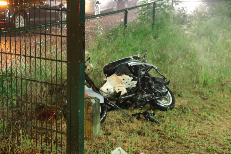 Scooterrijder negeert spoorbomen en wordt aangereden