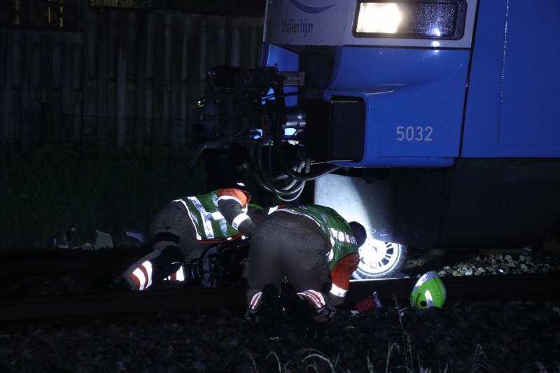 Scooterrijder negeert spoorbomen en wordt aangereden