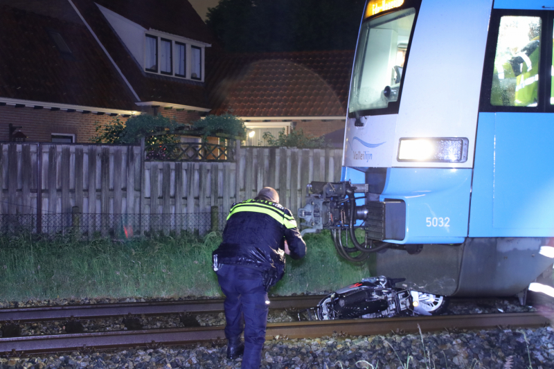 Scooterrijder negeert spoorbomen en wordt aangereden