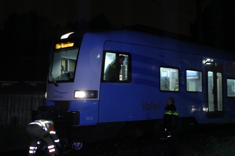 Scooterrijder negeert spoorbomen en wordt aangereden