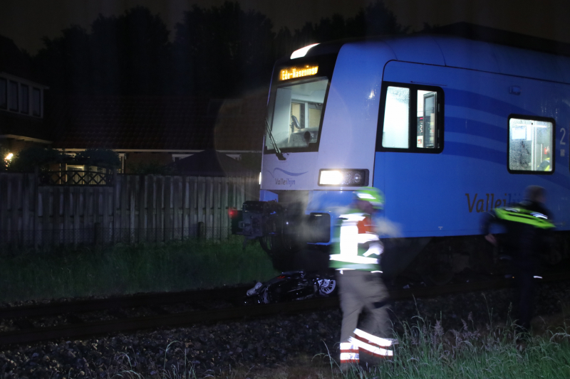 Scooterrijder negeert spoorbomen en wordt aangereden