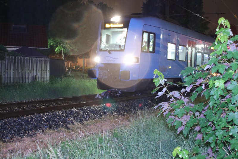 Scooterrijder negeert spoorbomen en wordt aangereden