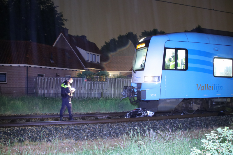 Scooterrijder negeert spoorbomen en wordt aangereden