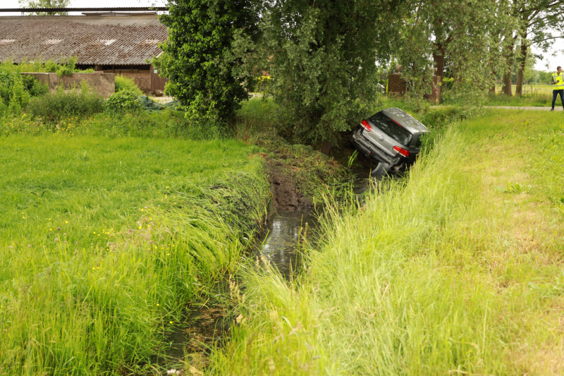 Auto vliegt uit bocht en belandt in sloot