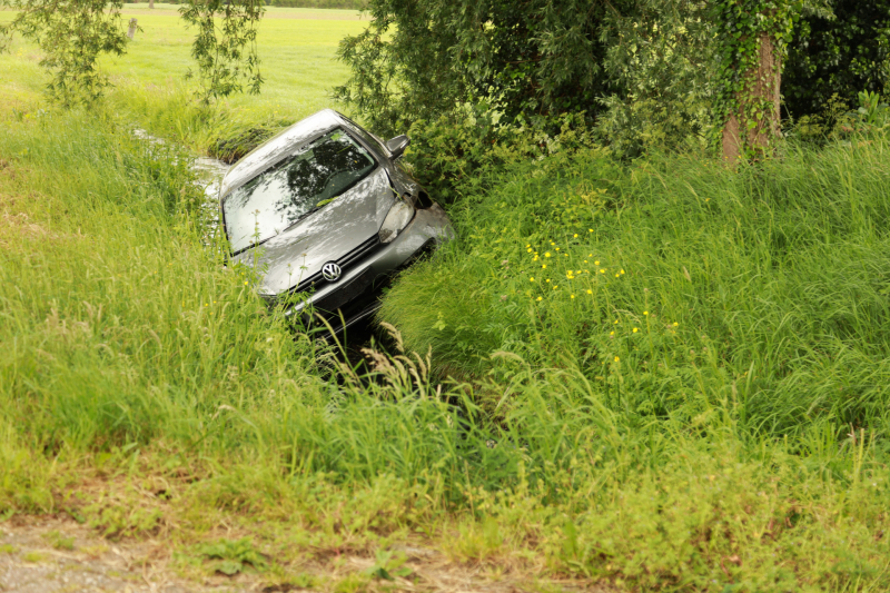 Auto vliegt uit bocht en belandt in sloot