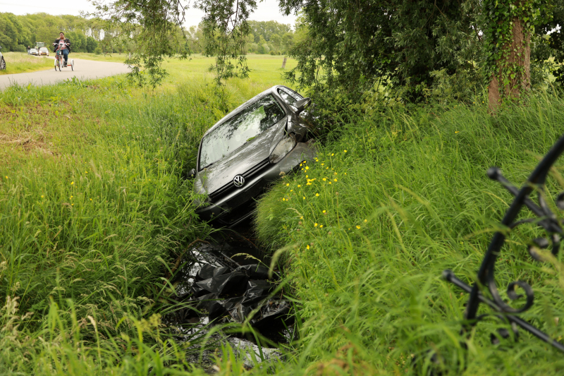 Auto vliegt uit bocht en belandt in sloot