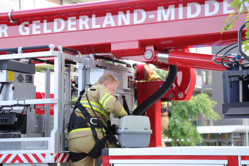 Poes wordt gewekt door de brandweer en vlucht het dak op