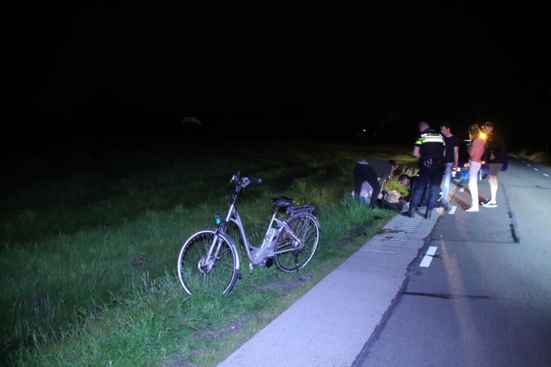 Fietser aangereden door bestelbus, veroorzaker laat slachtoffer gewond achter