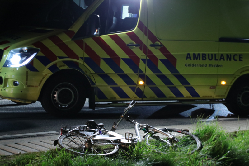 Fietser aangereden door bestelbus, veroorzaker laat slachtoffer gewond achter