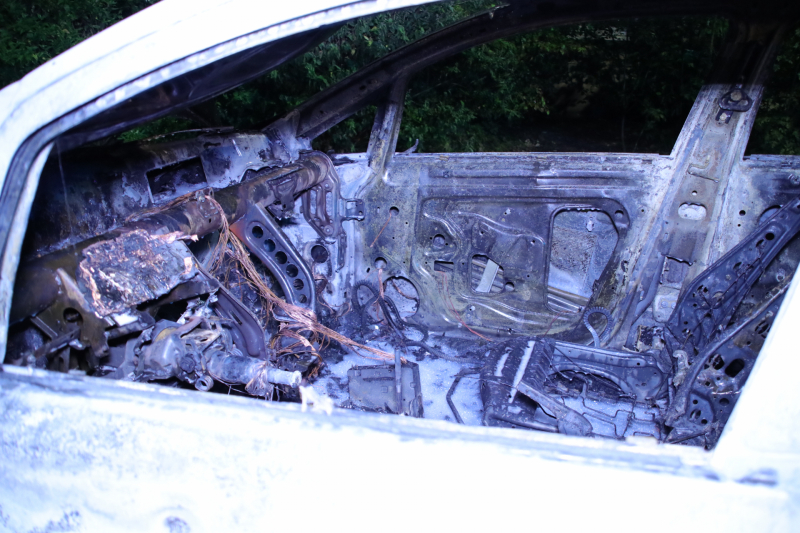 Personenauto brandt volledig uit