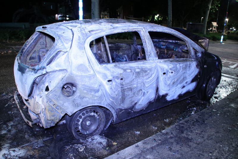Personenauto brandt volledig uit