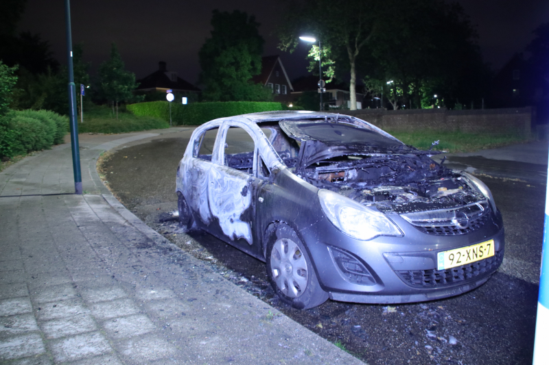 Personenauto brandt volledig uit