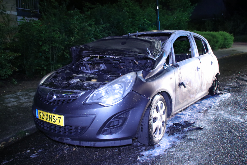 Personenauto brandt volledig uit