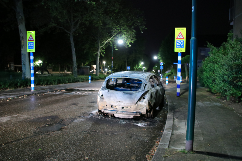 Personenauto brandt volledig uit