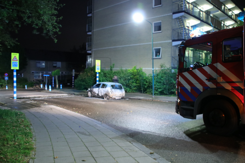 Personenauto brandt volledig uit