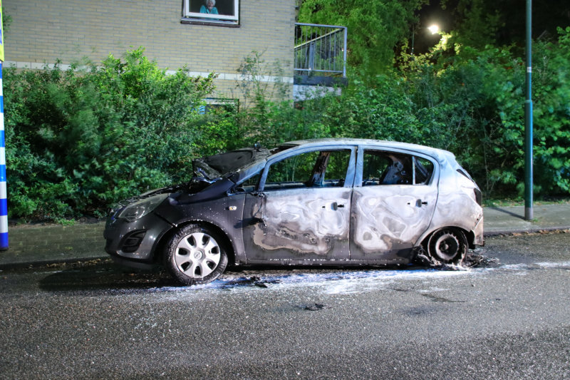 Personenauto brandt volledig uit