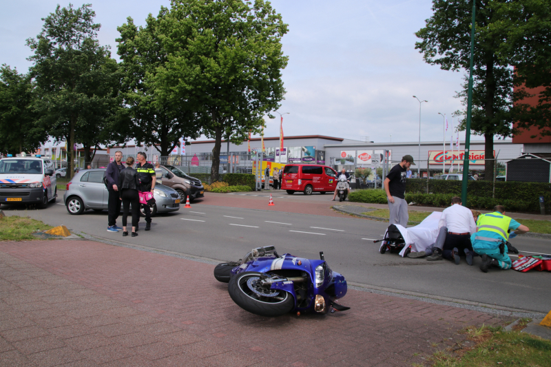 Motorrijder flink gewond bij botsing op auto
