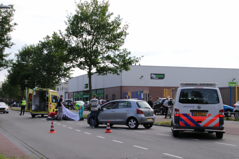 Motorrijder flink gewond bij botsing op auto