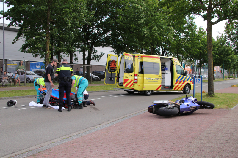 Motorrijder flink gewond bij botsing op auto