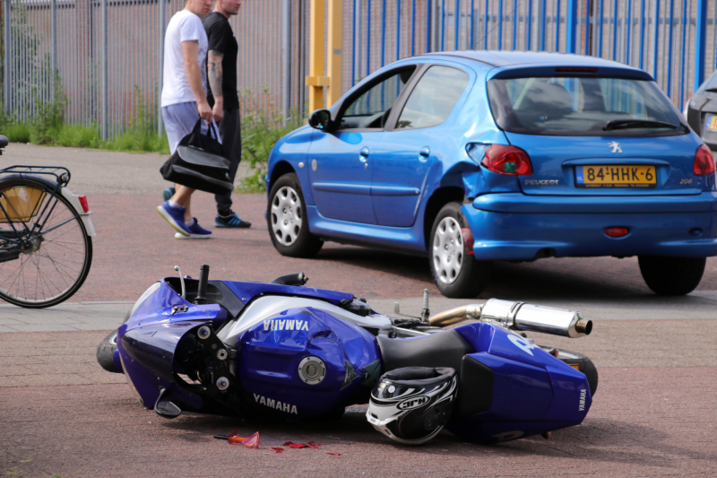 Motorrijder flink gewond bij botsing op auto