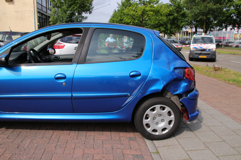 Motorrijder flink gewond bij botsing op auto