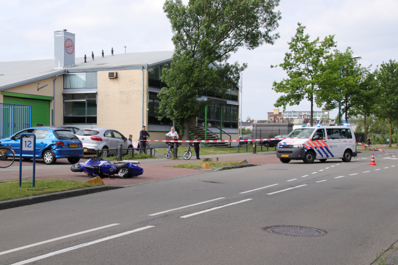 Motorrijder flink gewond bij botsing op auto