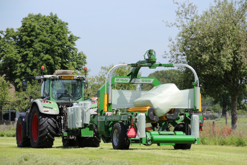 Boeren profiteren maximaal van het weer tijdens het hooien