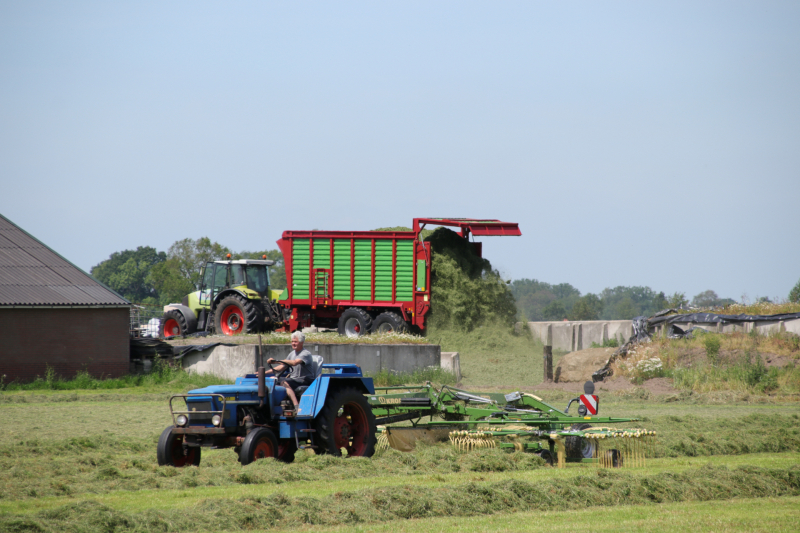 Boeren profiteren maximaal van het weer tijdens het hooien