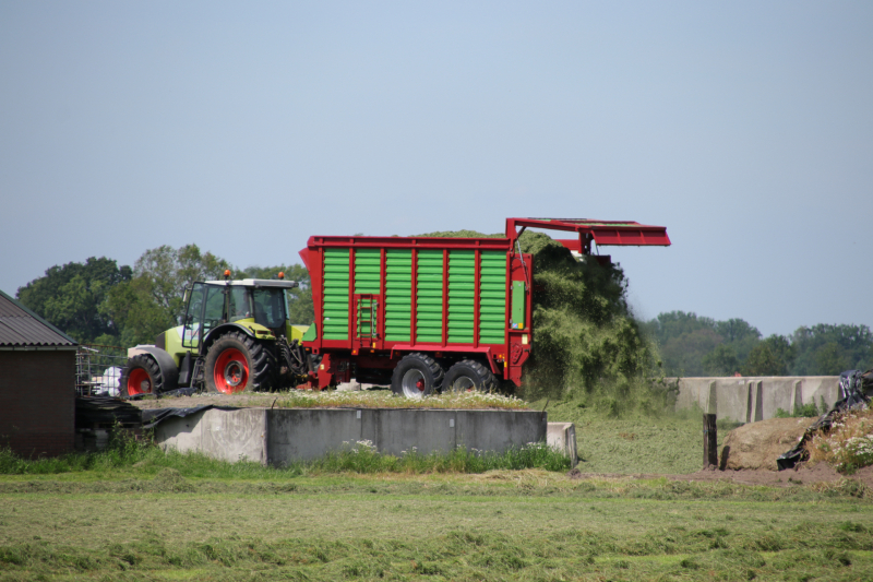 Boeren profiteren maximaal van het weer tijdens het hooien