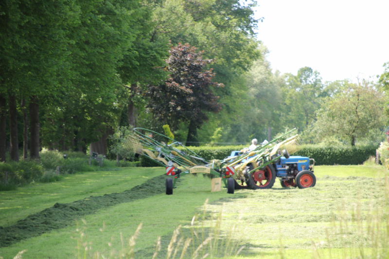 Boeren profiteren maximaal van het weer tijdens het hooien