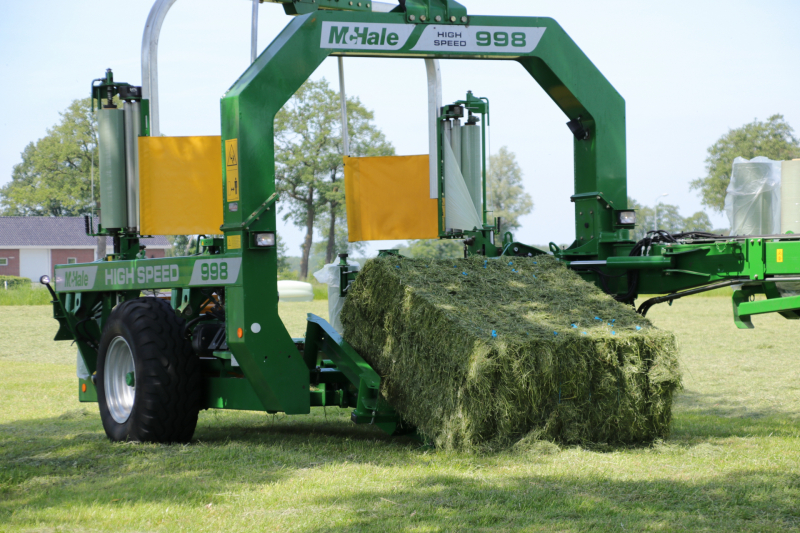 Boeren profiteren maximaal van het weer tijdens het hooien