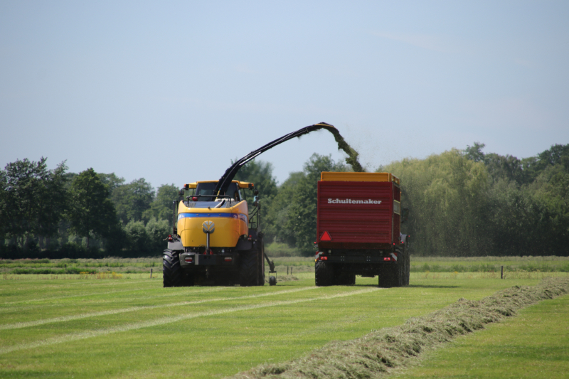 Boeren profiteren maximaal van het weer tijdens het hooien