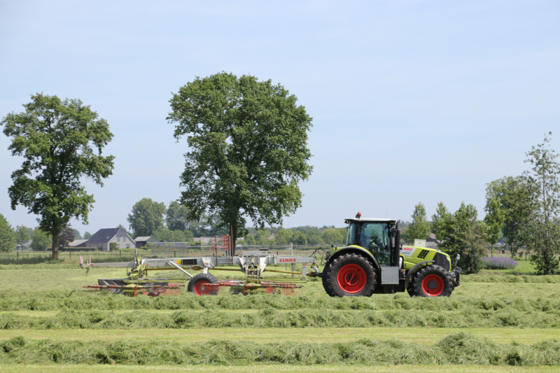 Boeren profiteren maximaal van het weer tijdens het hooien