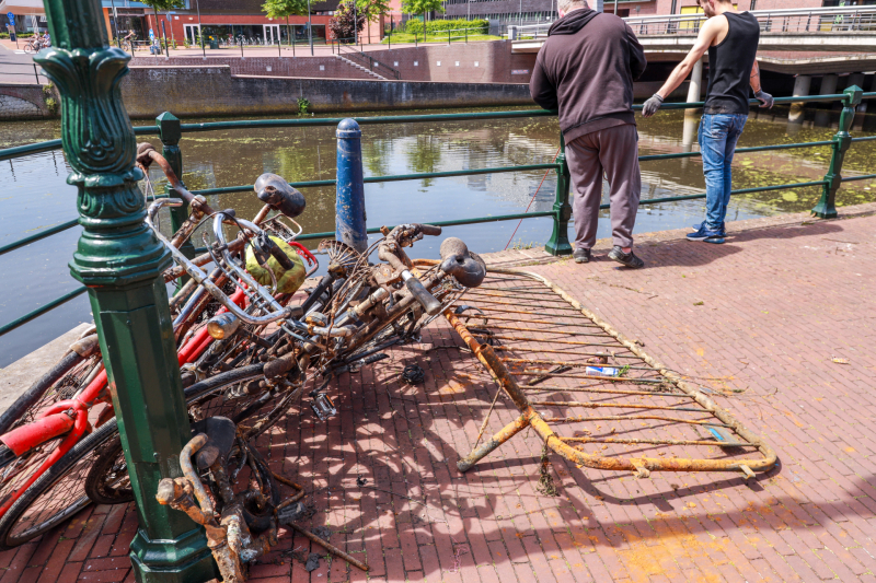 Massaal aan het magneetvissen