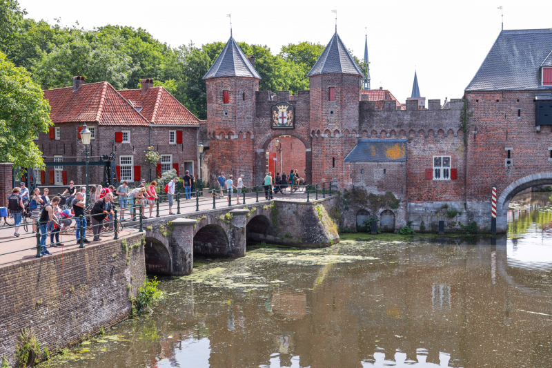 Massaal aan het magneetvissen