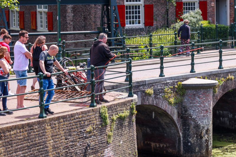 Massaal aan het magneetvissen